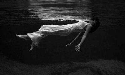 woman-in-white-dress-in-the-dark-water-37251-2560×1600-e1527230325340-1200×682