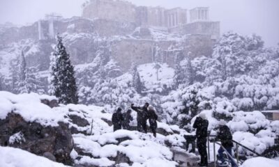 Greece; cold; daily life; snow; snowfall; snowy; street; sub zero; subzero; town; urban; weather; winter; Drosia; Μήδεια; Midia; Mideia; Medea; snowman; Ελλάδα; αστικό τοπίο; δρόμος; καθημερινότητα; καιρός; κακοκαιρία; κρύο; υπό το μηδέν; χειμώνας; χιονισμένο; χιονόπτωση; χιόνι; χιόνια; Ακρόπολη; Acropolis;