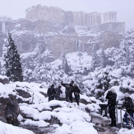 Greece; cold; daily life; snow; snowfall; snowy; street; sub zero; subzero; town; urban; weather; winter; Drosia; Μήδεια; Midia; Mideia; Medea; snowman; Ελλάδα; αστικό τοπίο; δρόμος; καθημερινότητα; καιρός; κακοκαιρία; κρύο; υπό το μηδέν; χειμώνας; χιονισμένο; χιονόπτωση; χιόνι; χιόνια; Ακρόπολη; Acropolis;