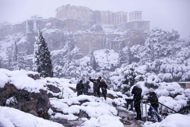 Greece; cold; daily life; snow; snowfall; snowy; street; sub zero; subzero; town; urban; weather; winter; Drosia; Μήδεια; Midia; Mideia; Medea; snowman; Ελλάδα; αστικό τοπίο; δρόμος; καθημερινότητα; καιρός; κακοκαιρία; κρύο; υπό το μηδέν; χειμώνας; χιονισμένο; χιονόπτωση; χιόνι; χιόνια; Ακρόπολη; Acropolis;