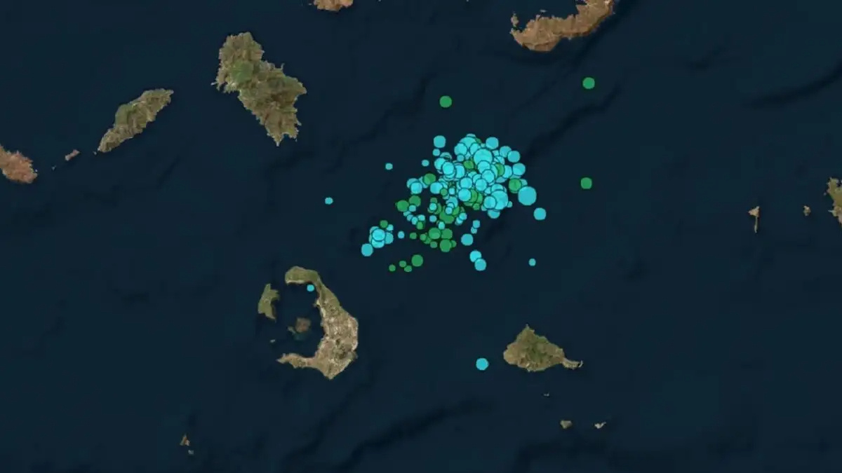 ektakto-tora-gia-tous-seismous-sti-santorini-egkataleipoun