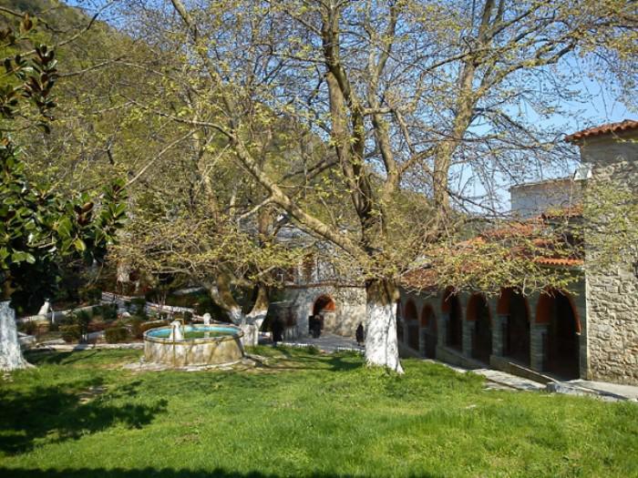 panagia-eikosifoinissa-to-palaiotero-monastiri-se-ellada-eyropi