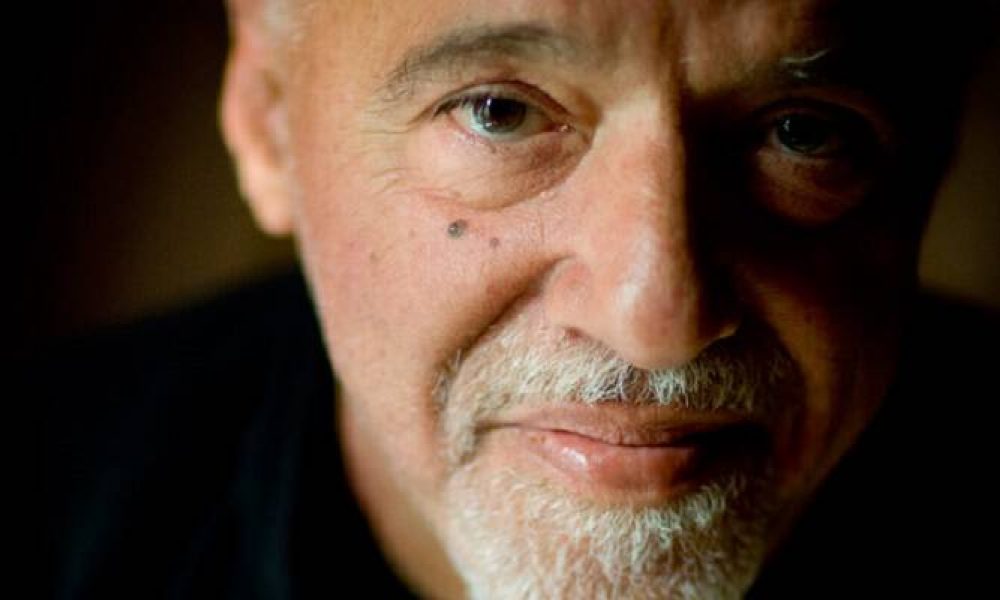 paulo-coelho-afto-pou-psachnis-esy-se-psachni-episis